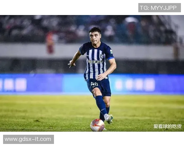 34号球星引领赛场风潮 成为足球新一代传奇人物的崛起之路