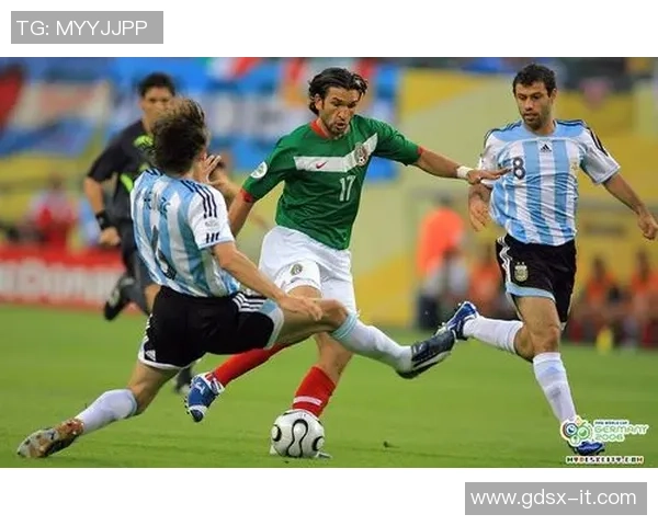 世界杯足球巨星专注踢球成就传奇打造巅峰时刻 世界杯足球巨星专注踢球成就传奇打造巅峰时刻