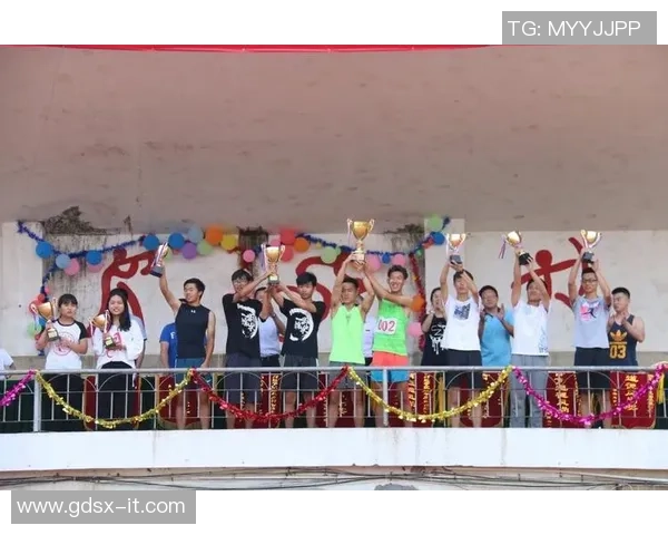 天才球星的荣耀与挫折在绿茵赛场书写热血青春传奇