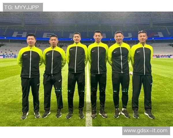 职业球星一对一足球裁判赛：挑战极限的规则与公平较量