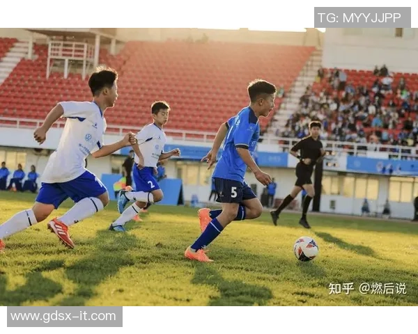 足球明星与小球迷亲密互动快乐时光共度点燃梦想火焰 足球明星与小球迷亲密互动快乐时光共度点燃梦想火焰